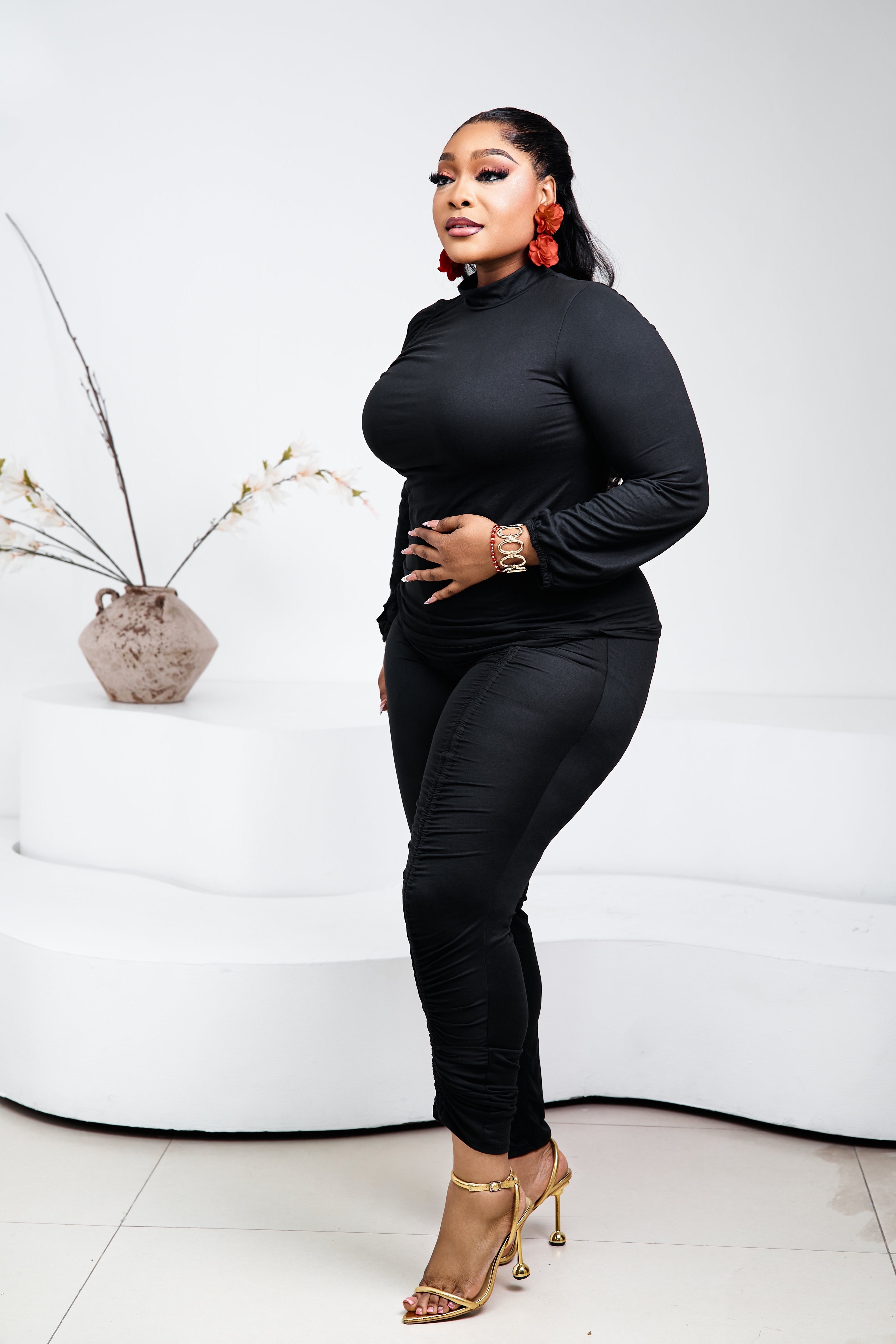 Stera Fashion Noir ImpΓ©riale Sculpt Set featuring black sculpting leggings and matching top on a model.