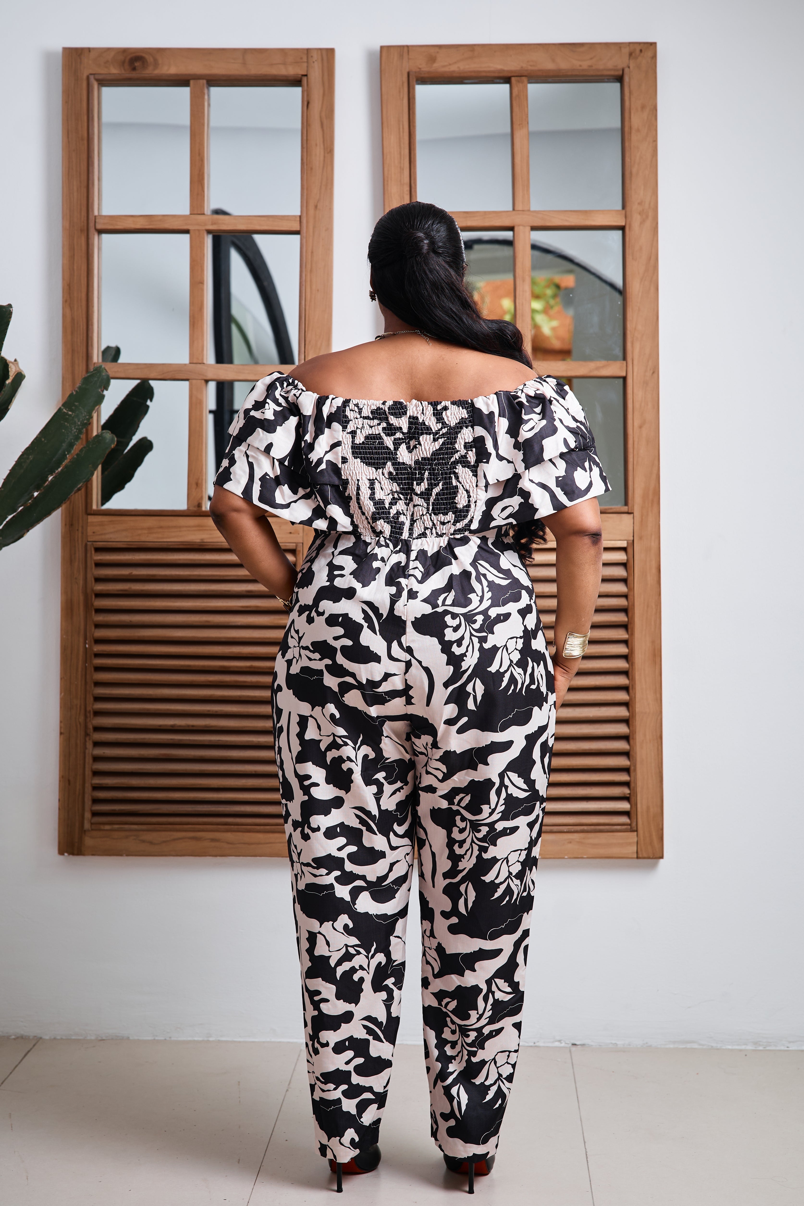 Maison Élysée jumpsuit by STERA FASHION, featuring a stylish, fitted design with a V-neck and wide-leg pants.
